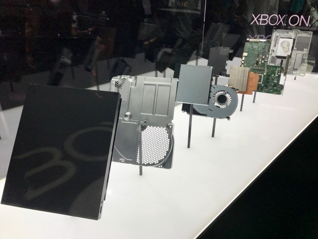 Die wichtigsten Bestandteile der Xbox One X (Bild: Peter Steinlechner/Golem.de)